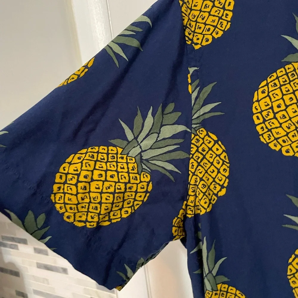 Banana Republic Men’s Button up Hawaiian Style Navy blue W pineapple print shirt